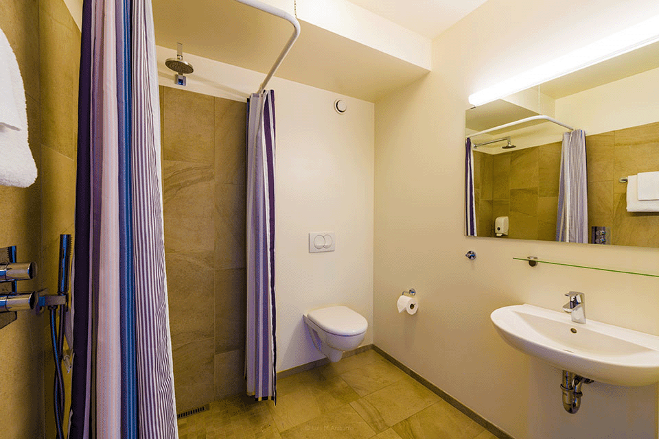 Salthús bath room in twin room with disabled access/baðherbergi í tveggja manna herbergi með hjólastólaaðgangi