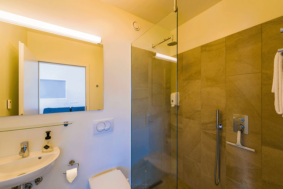 Bathroom in double and family rooms/baðherbergi í fjölskyldu og hjónaherbergi